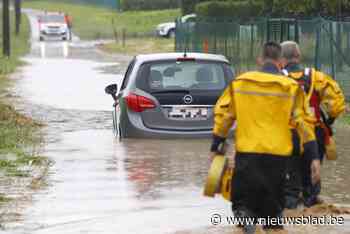 Wateroverlast in Limburg: brandweer redt vrouw (75) nadat ze zich vastrijdt met auto