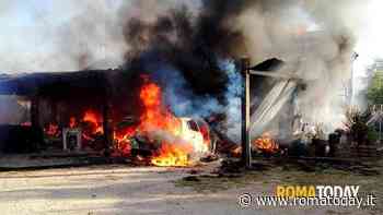 Incendio in un capanno: le fiamme da un'auto elettrica in ricarica