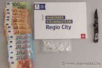 Man probeert drugs weg te gooien bij controle