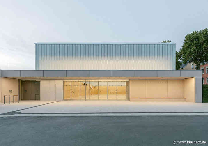 Sächsisch sandfarben
 - Sporthalle von Code Unique Architekten in Geyer