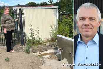 Gemeente reageert nadat aannemer betonblok voor Georgines garage installeert: “Ze ging akkoord met compromis”
