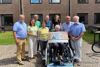 Sint-Carolus koopt rolstoelfiets met steun van Landelijke Gilde Wambeek