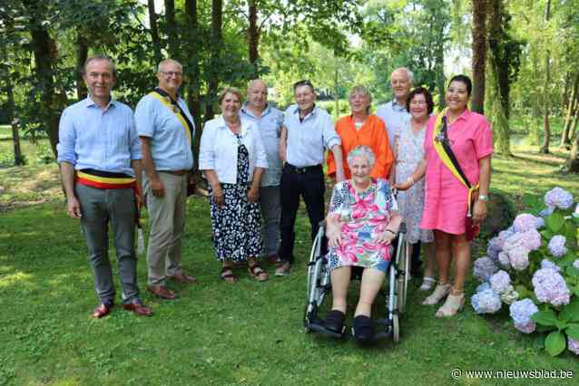 Eeuwelinge komt 100ste verjaardag in gemeentehuis vieren