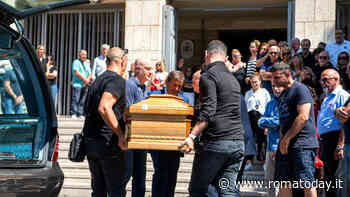 Femminicidio Manuela Petrangeli, oggi i funerali. Gremita la chiesa per l'ultimo saluto