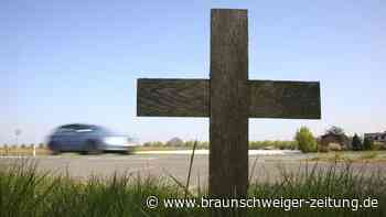 Auto prallt gegen Baum – zwei Menschen sterben