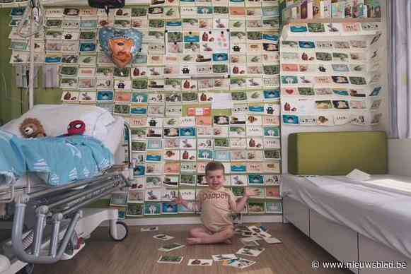 Ziekenhuisverblijf van chronisch zieke Bruno (3) opgevrolijkt dankzij meer dan 440 wenskaartjes: “Blij verrast dat zelfs onbekenden hier tijd voor maken”