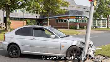 Autofahrerin kracht in Lebenstedt gegen Straßenlaterne