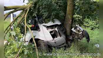 Heftiger Unfall auf A391-Abfahrt in Braunschweig: Auto gegen Baum