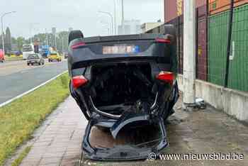 Wagen belandt op dak naast rijbaan bij ongeval in havengebied