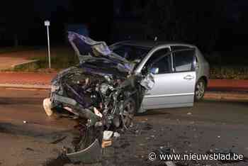 Wagen weggeslingerd na frontale botsing: bestuurder zwaargewond naar ziekenhuis