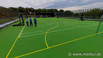Ein Fußballplatz auf dem Hallendach