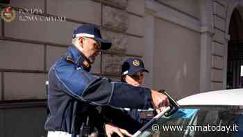 In giro per il centro di Roma con un permesso disabili revocato e patente scaduta