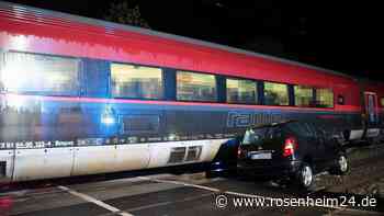 Auto in Stephanskirchen beinahe von Zug erfasst - Fahrer hat unfassbares Glück