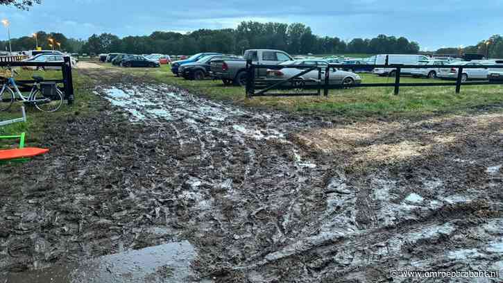 Parkeerplaats Bospop onder water, bezoekers moeten parkeren in Maarheeze