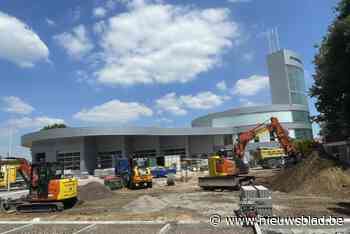 Nieuwe brandweerkazerne nog voor de opening mikpunt vandalen: jongeren trappen glaspartijen in