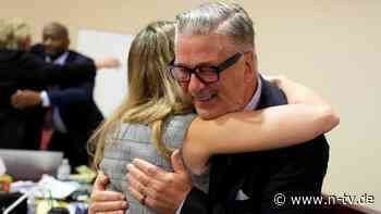 Familie, Anwälte und Filmteam: So feiert Alec Baldwin das Prozessende