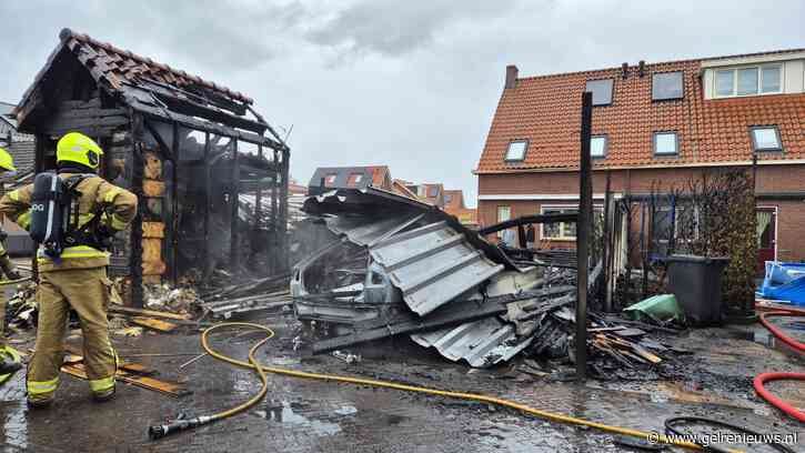 Oldtimer uitgebrand onder een overkapping, brand onder controle