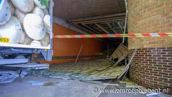 Vrachtwagen raakt plafond onder station Breda, alles komt naar beneden