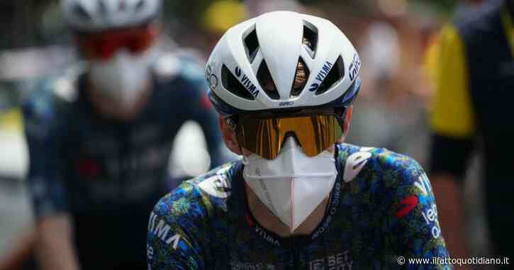 Torna l’incubo Covid al Tour de France: tre ciclisti si ritirano. Da Vingegaard a Evenepoel, rispuntano le mascherine