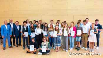 Auszeichnungen für 32 Absolventen der Mittelschulen für gute Noten und soziales Engagement