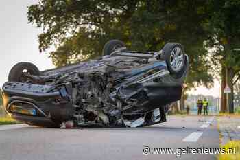 Automobiliste botst tegen boom en vliegt over de kop