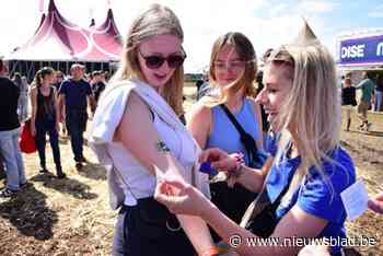 UV-tattoos waarschuwen festivalgangers voor zonnebrand: “Vlammetjes lichten op bij felle zon”