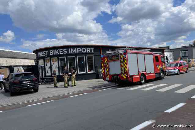 Brandweer spoedt zich naar West Bikes Import voor inbraakalarm met rookbeveiliging
