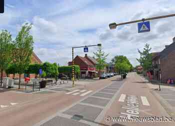 Vrachtwagenchauffeur knalt tegen elektriciteitskast en pleegt vluchtmisdrijf