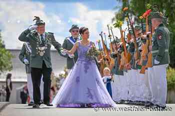Königin strahlt in ihrem fliederfarbenen Kleid