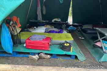 Chiro Pellenberg na één nachtje sporthal al terug naar tenten vertrokken, veldbedden staan nu hoog en droog op palletten