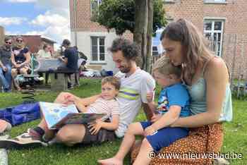Dorp zonder bibliotheek kweekt lezers via leescafé in kerk en nu ook in pastorietuin