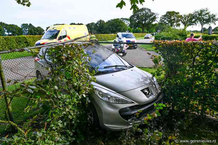 Auto doorklieft hekwerk van militair kerkhof