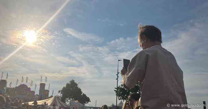 ‘Levensgevaarlijk druk’ bij optreden Roxy Dekker: ‘Als hier iets gebeurt, kun je geen kant op’