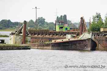 Mysterie aan de Maas: verdwenen veerboot duikt plots op in grindplas in Kinrooi