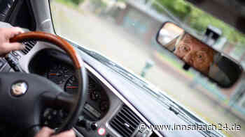 Rentner (93) klemmt in Bayern Frau beim Ausparken zwischen Autos ein und haut ab