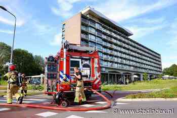 Brand in De Golfslag: bewoner gewond en 20 appartementen ontruimd