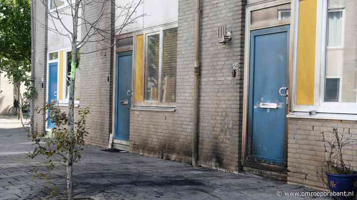 Auto na bom uitgebrand in woonwijk, gevels van huizen zwartgeblakerd