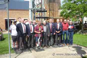 Drievoudige viering voor Philippe, die al vijftig jaar handboog gespannen houdt