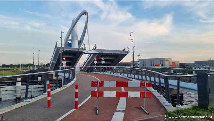 Urk - Automobilisten en fietsers kunnen weer over eerder vastgelopen Michiel de Ruyterbrug rijden