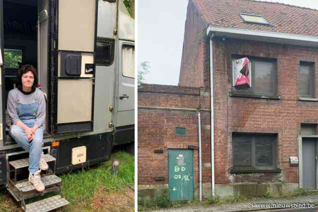 Karin start crowdfunding omdat zus Els 14 jaar lang in camper moest leven nadat haar huis instortte: “Ik betaal nog steeds voor een huis dat ik niet heb”
