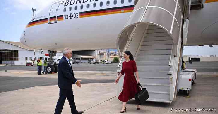 Baerbock besichtigt Elektrobus-System in Dakar im Senegal