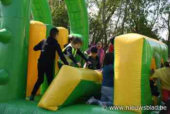 Jeugdbewegingen op kamp met stadsvlag