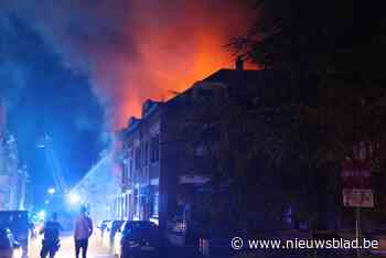Drie woningen onbewoonbaar en veertien personen geëvacueerd na hevige brand