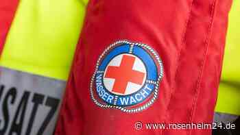 Herrenlose Badesachen führen zu tragischem Fund – Mann ertrinkt bei Badeunfall in Oberbayern