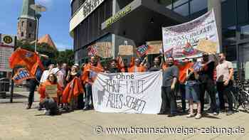 Redakteure demonstrieren in Braunschweig für Tarifvertrag