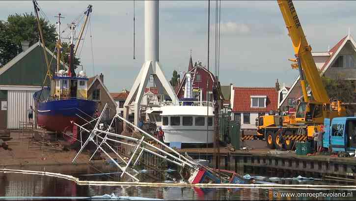 Urk - Honderd mensen zien hoe gezonken UK 264 boven water wordt gehaald