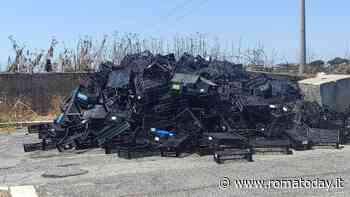 Colle degli Abeti, dietro la scuola del quartiere spunta una discarica di cassette di plastica