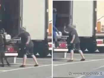 Trova i migranti sul suo mezzo, camionista li fa scendere e li "frusta"