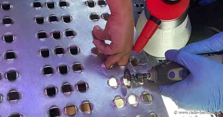 Kind steckt mit Finger in Metallstufe – Feuerwehreinsatz