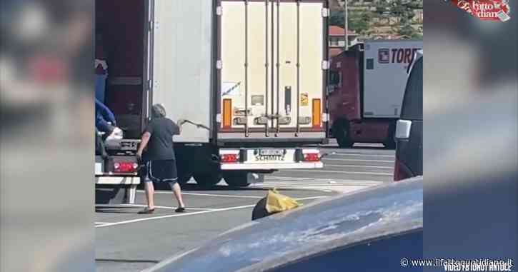 Migranti trattate come bestie a Ventimiglia: un camionista le scopre nel tir e le prende a cinghiate per farle scendere – Il video choc